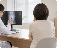 膝が痛くて歩くのがつらい方のイメージ