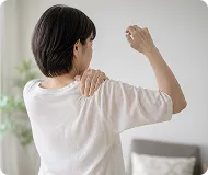 腰の痛みが続き仕事や家事に集中できない方のイメージ
